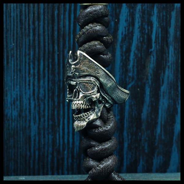 Skull knife bead, Pirate paracord bead, edc bead, cord charm.jpg