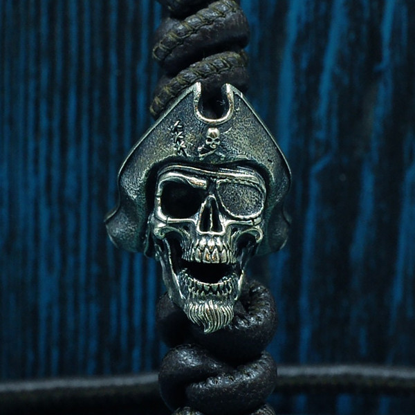 paracord bead Pirate knife lanyard bead Skull, edc bead, cord charm for bracelet.jpg