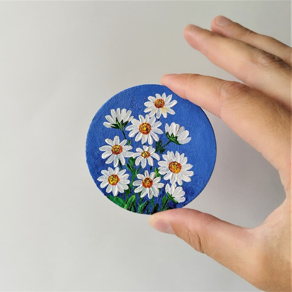 Bouquet-of-white-daisies-painted-magnet-for-refrigerator.jpg