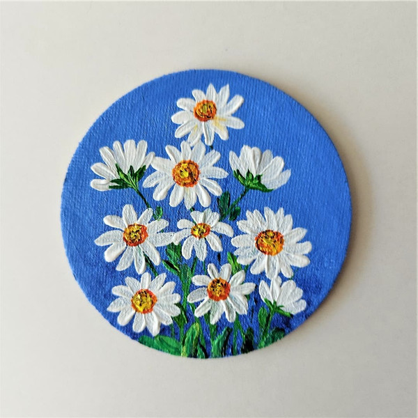 Miniature-painting-round-fridge-magnet-with-white-daisies.jpg