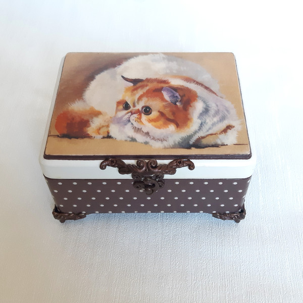 Wooden box with a painted cat . Brown jewelry box13.jpg