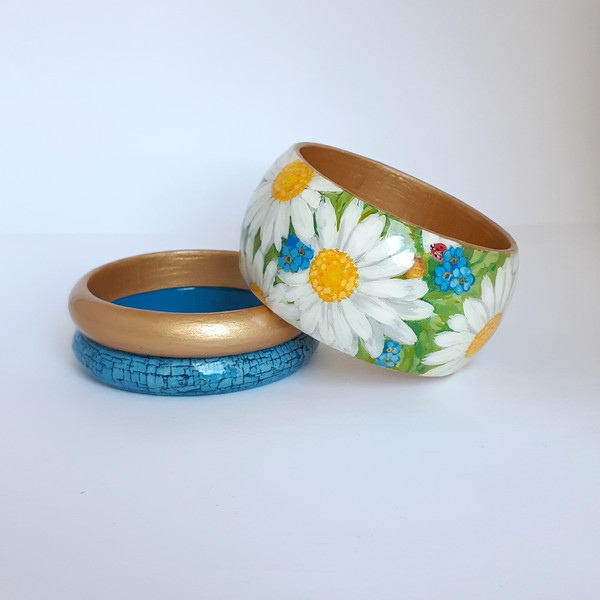 A set of bracelets with daisies (8).jpg