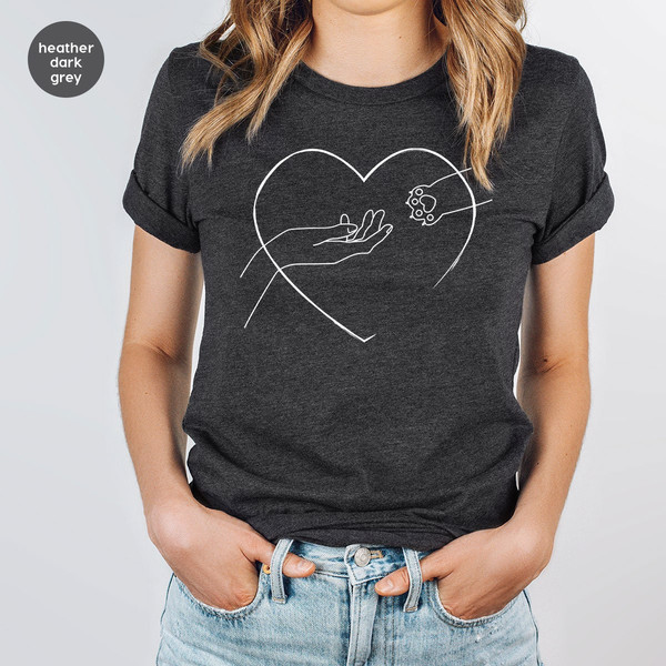 Aesthetic Cat Mama Sweatshirt, Human Hand and Cat Paw in Heart Graphic Tees for Cat Owner Women, Cute Cat Gifts for Cat Mom - 3.jpg