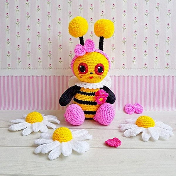 crochet toy Bee.png