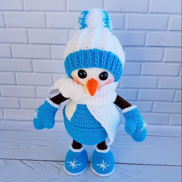 Crocheted snowman.png