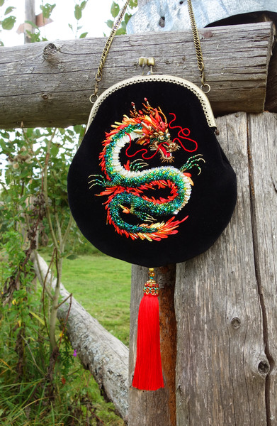 Chinese dragon luxury bead embroidery phone velvet bag.jpg