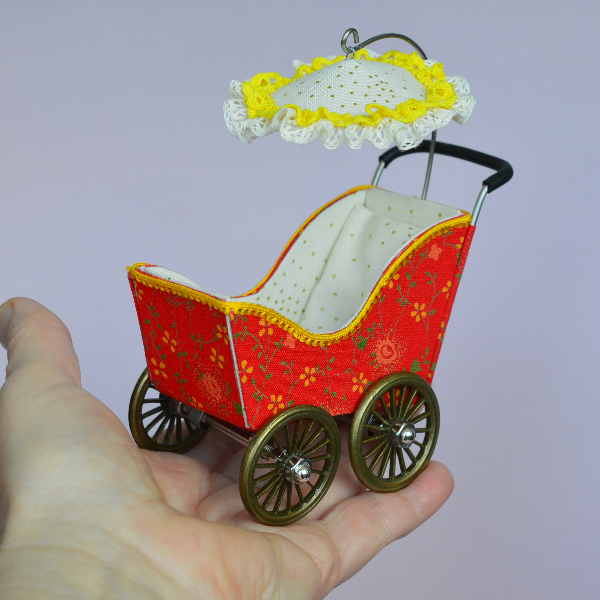 Miniature- toy- stroller- for- a -little- doll-5