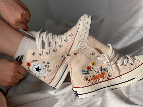 Embroidered Converse High TopsFlower ConverseCustom Converse PetEmbroidered ConverseGarden Of Sunflowers And Daisies And Lizards - 3.jpg