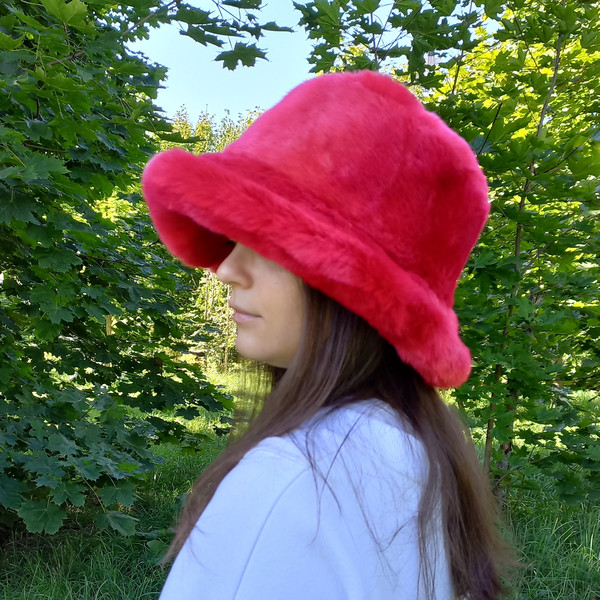 Red ruby faux fur bucket hat. Stylish fluffy hat for festivals and every day. Cute fuzzy magenta hat. Bright furry hat.