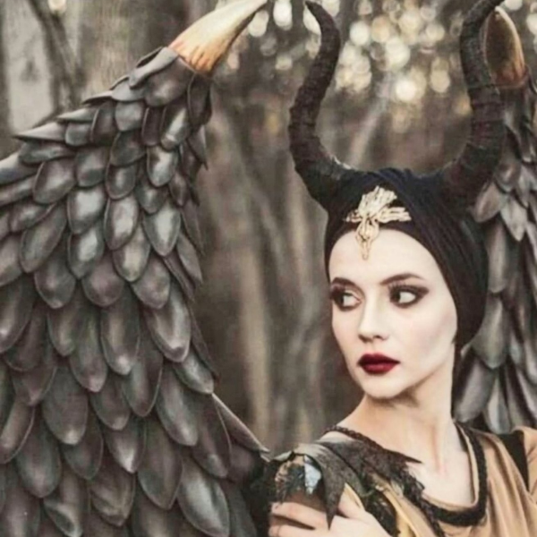 Maleficent wings with claws Maleficent Black wings, Maleficent cosplay.jpg
