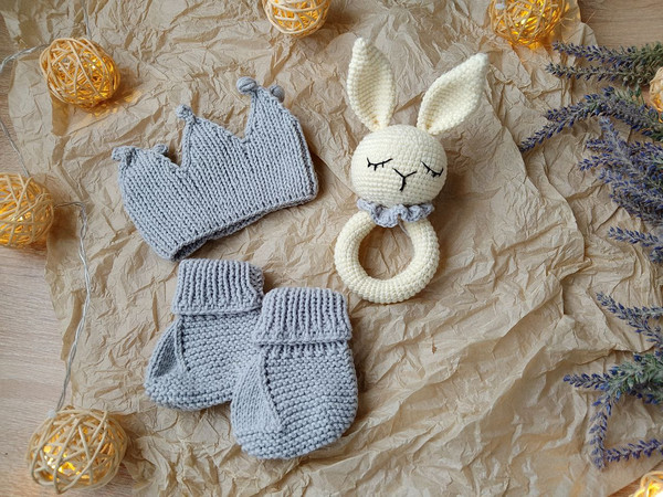 Gift box for children's set gray rodents in the form of a hare, crown, booties.jpg