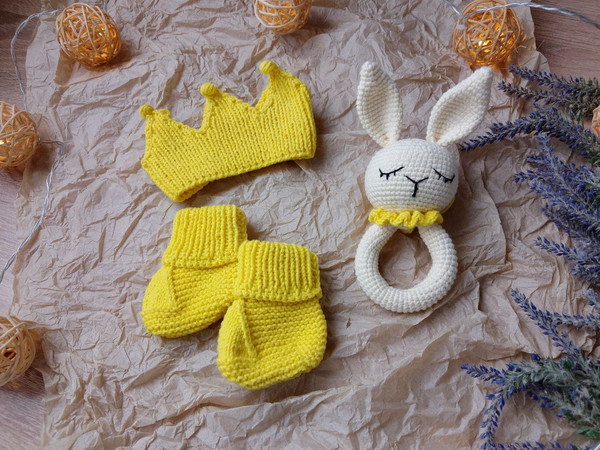 Gift box for baby set yellow rodents bunny, crown, booties.jpg
