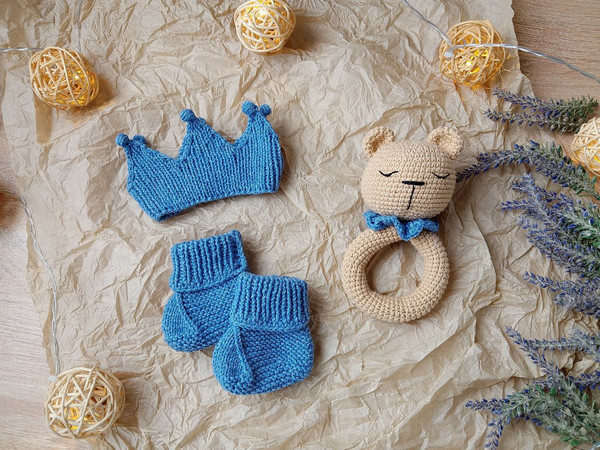 Gift box for baby set blue rodents bear, crown, booties.jpg