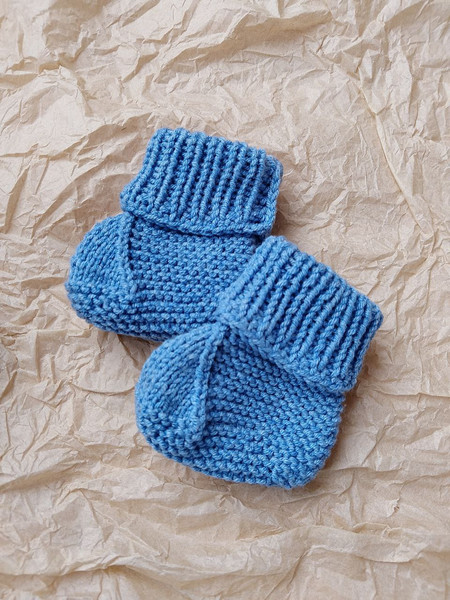 Gift box for baby set blue booties.jpg