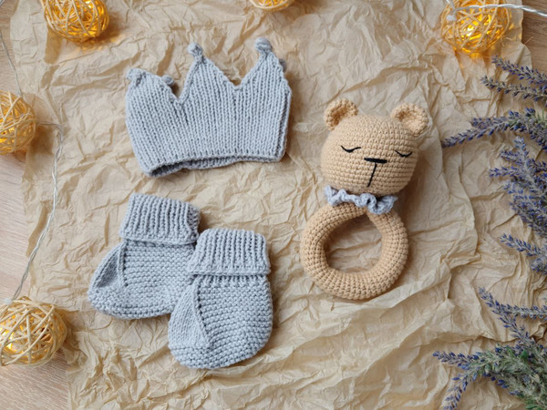 Gift box for baby set gray rodents bear, crown, booties.jpg