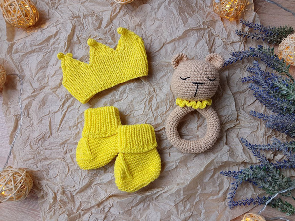 Gift box for baby set yellow rodents bear, crown, booties.jpg