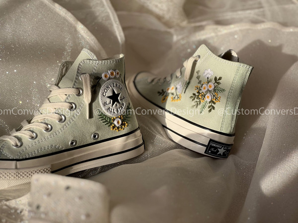 Custom Floral Embroidered Shoes, Handmade Embroidered Converse, Converse Custom, Converse Wreath Flower, Custom Flower Chuck Taylor 1970s - 10.jpg