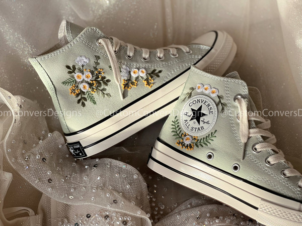 Custom Floral Embroidered Shoes, Handmade Embroidered Converse, Converse Custom, Converse Wreath Flower, Custom Flower Chuck Taylor 1970s - 4.jpg