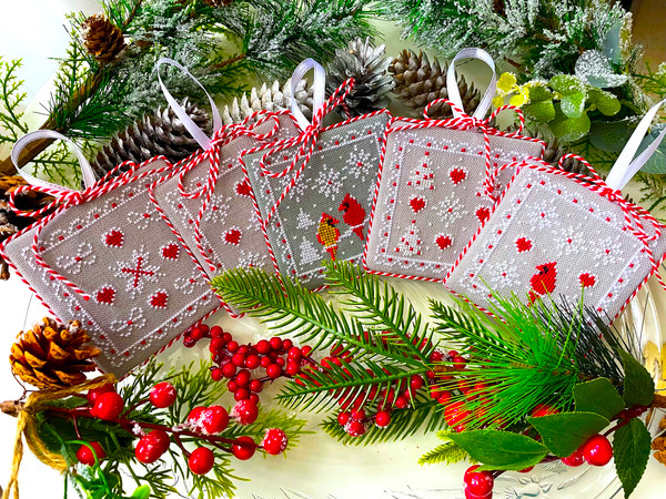 Lacy Set of 5 Christmas ornaments 22.jpg