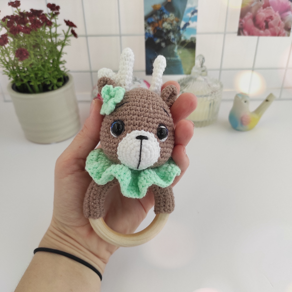 knitted-toy-fawn-rattle-1