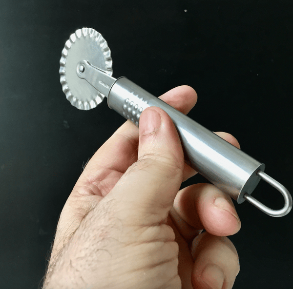 Steel pasta cutter wheel with single toothed blade and INOX steel handle
