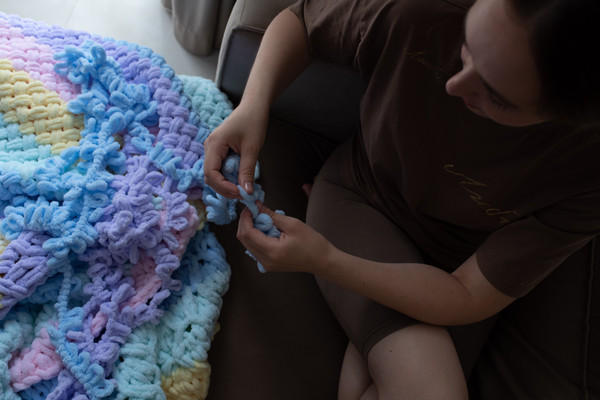 Loop Yarns Product Review and FREE Blanket Pattern [Knitflix Throw] - TL  Yarn Crafts