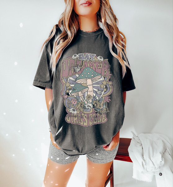 Day Dreamer Girls Club Mushroom Oversized Shirt, Comfort Colors Tshirt, Mushroom Shirt, Womens Graphic Tees, Retro Shirt, Festival Outfit.jpg