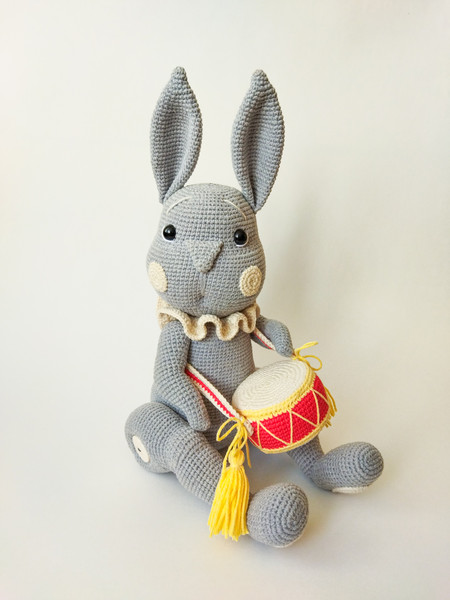 Retro bunny with drum amigurumi pattern
