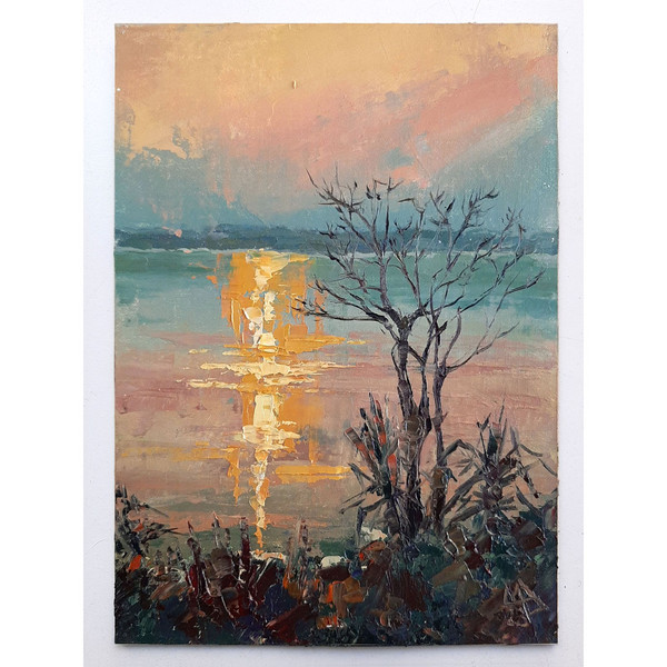 The painting in peach shades "Tree on the shore at sunset" can be a wonderful addition to the interior.