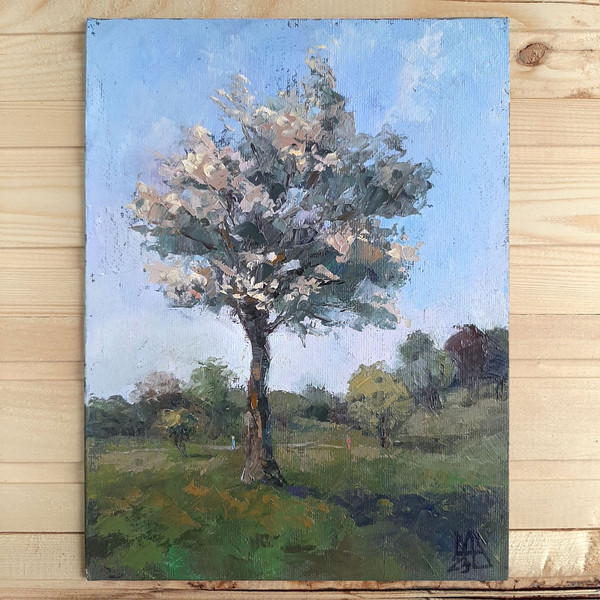 This natural landscape painting depicting a Blooming tree can be hung in any room, whether residential or office.