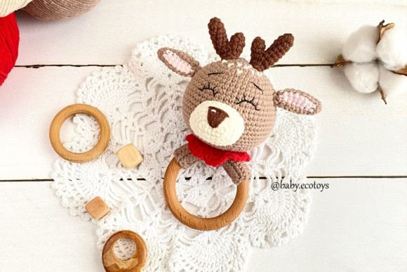 Baby-rattle-Reindeer-Crochet-pattern-Graphics-84950207-4-580x387.jpg