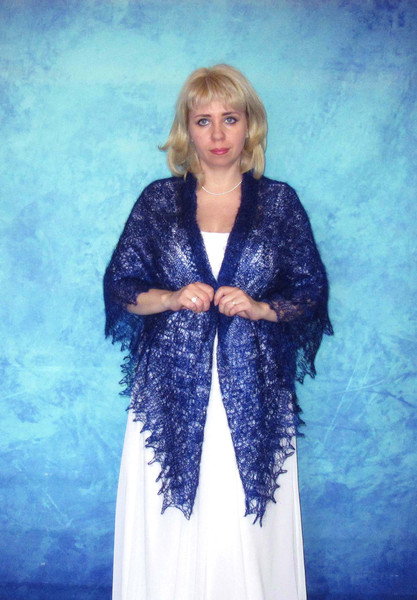 красивая пуховая шаль, тёплый вязаный пуховый платок с вышивкой, тёмно синяя паутинка.jpg