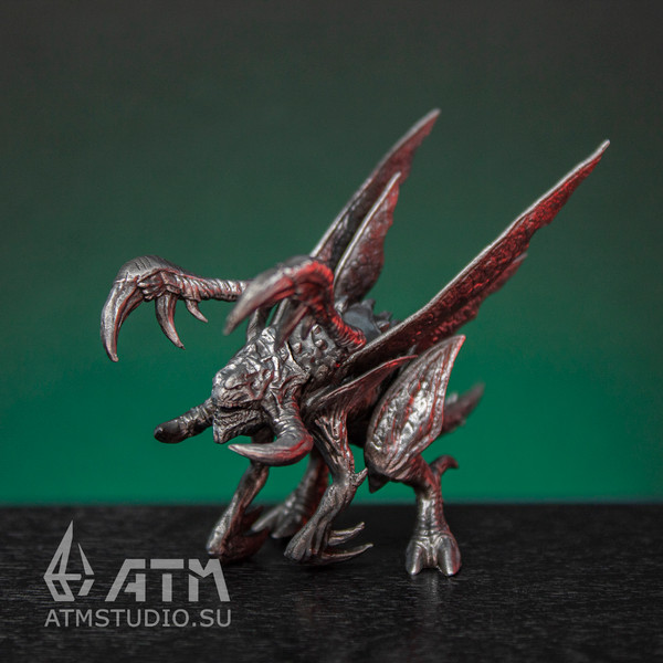 StarCraft Zergling Zerg collector's metal figure A (1).jpg