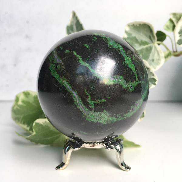 uvarovite_sphere_green_garnet_mineral_ball.jpg