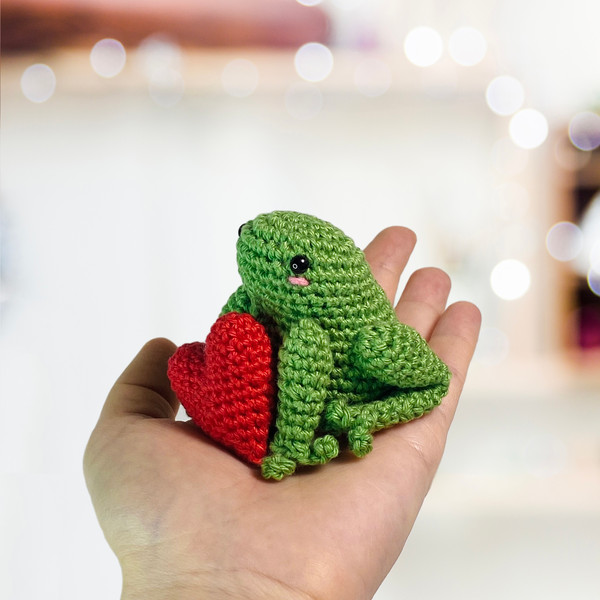 Frog-and-heart-crochet-pattern-pdf-DIY-valentines-gifts-I-love-you-crochet-tutorial-Amigurumi-animals-05.jpg