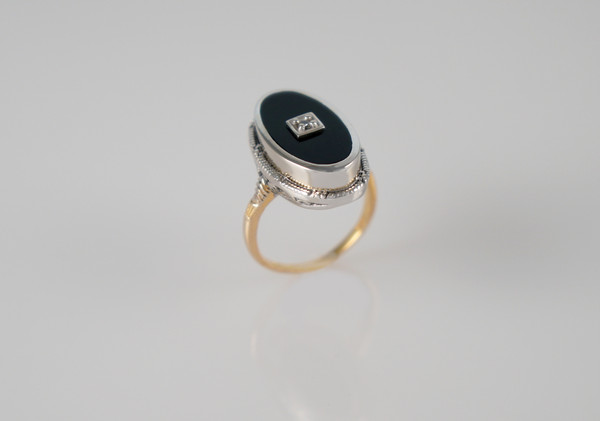 white-yellow-gold-ring-black-onyx-diamond-valentinsjewellery-2.jpg.jpg