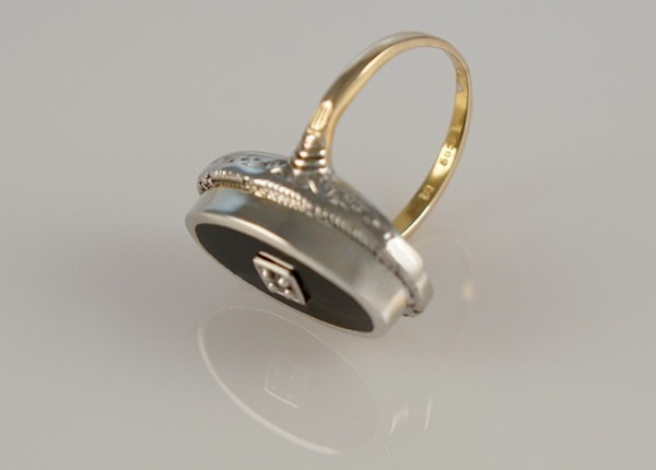 white-yellow-gold-ring-black-onyx-diamond-valentinsjewellery-9..jpg
