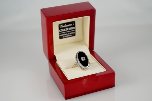 white-yellow-gold-ring-black-onyx-diamond-valentinsjewellery-11.jpg.jpg