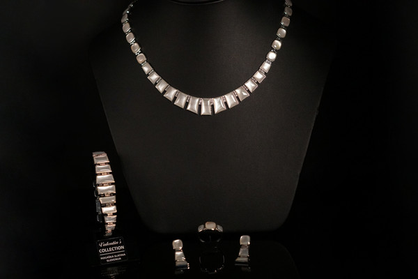 silver-set-natural-mother-of-pearl-valentinsjewellery-3.jpg