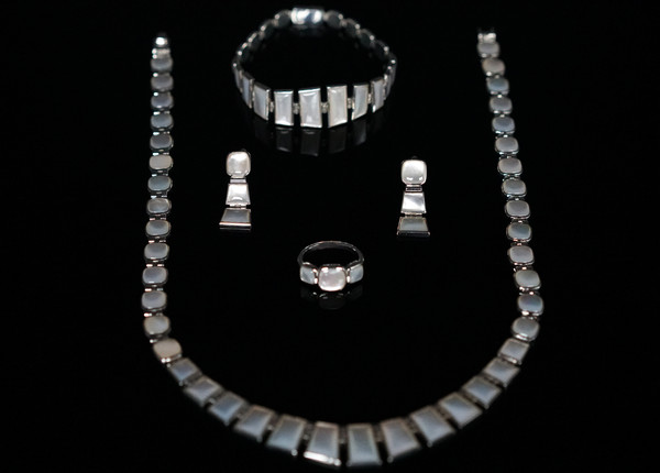 silver-set-natural-mother-of-pearl-valentinsjewellery-6.jpg