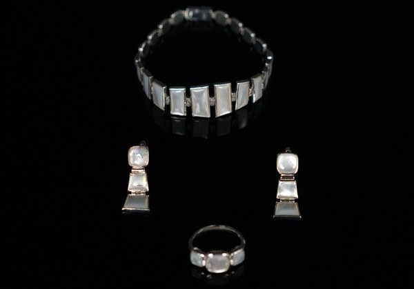silver-set-natural-mother-of-pearl-valentinsjewellery-7.jpg
