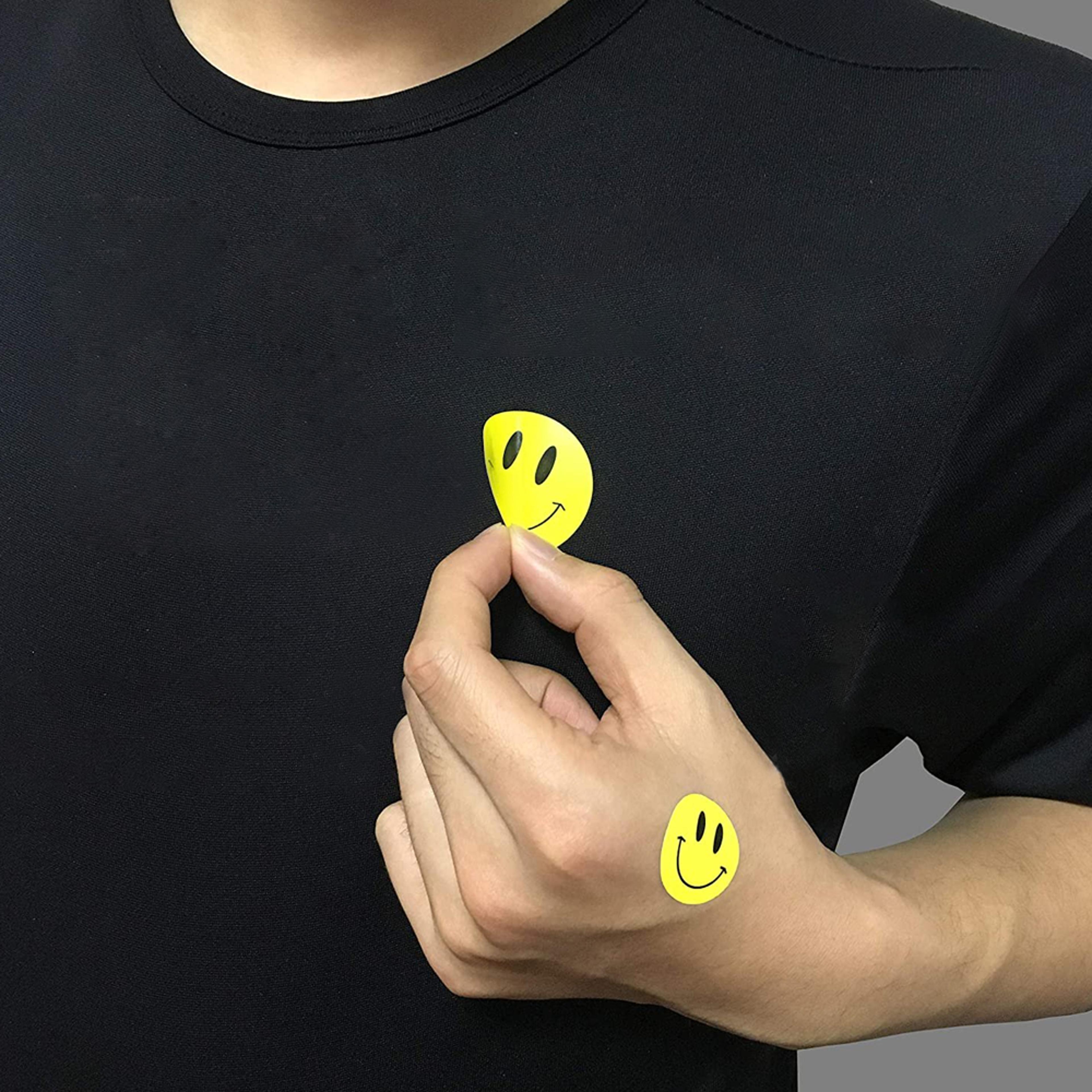 500 pcs multipurpose smiley face sticker roll