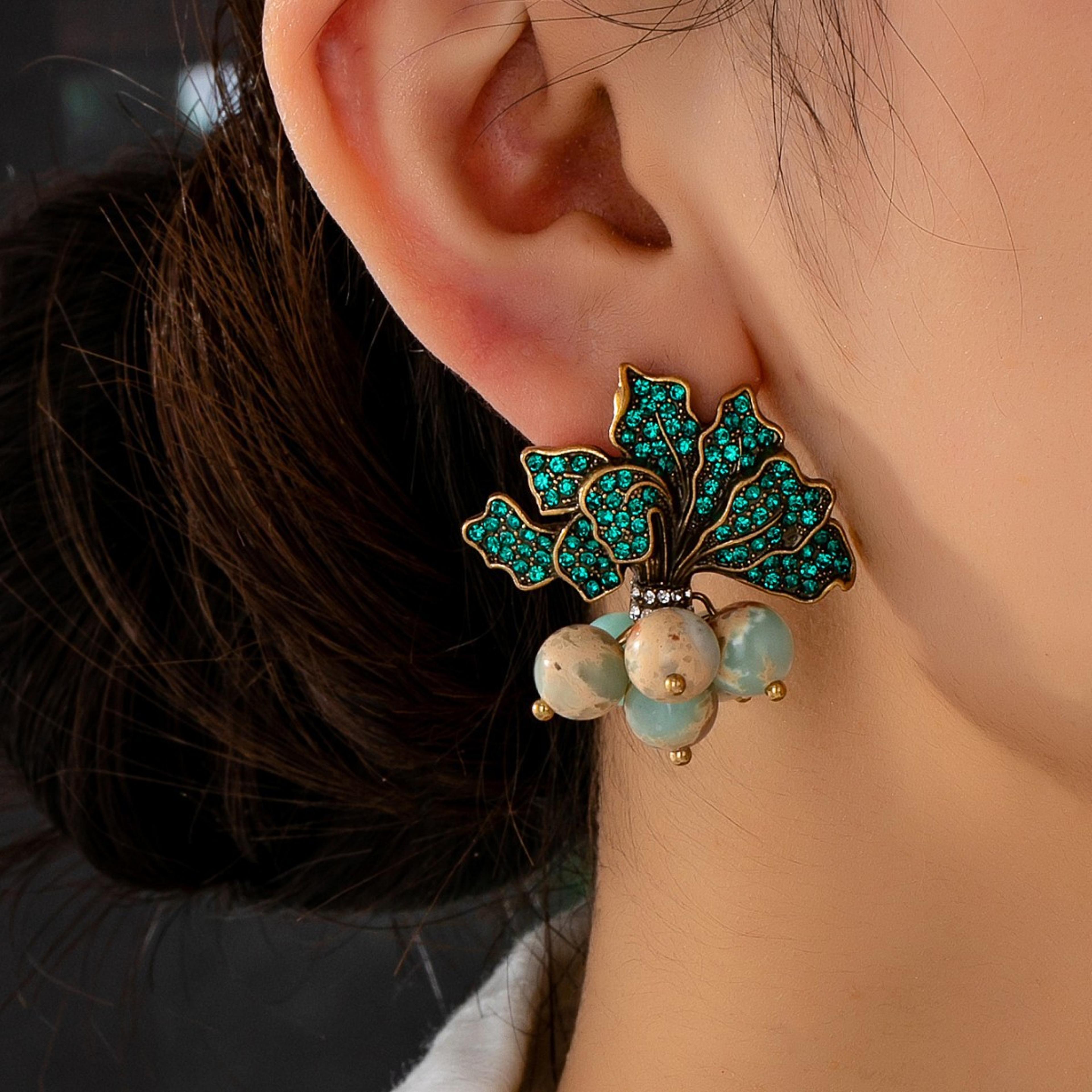 vintage blue radish rhinestone court stud earrings