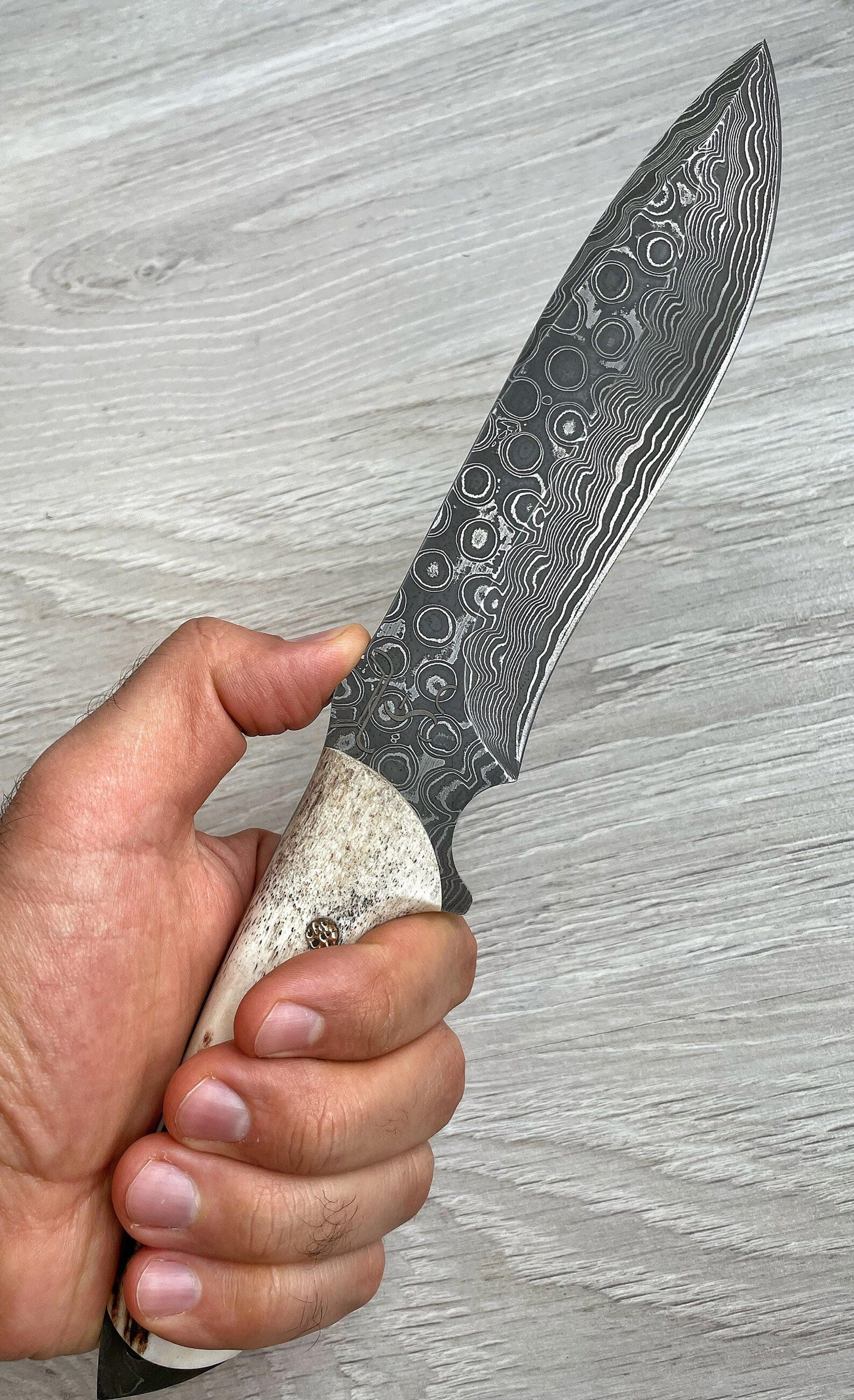 premium full tang damascus steel hunting knife for camping & bushcraft use