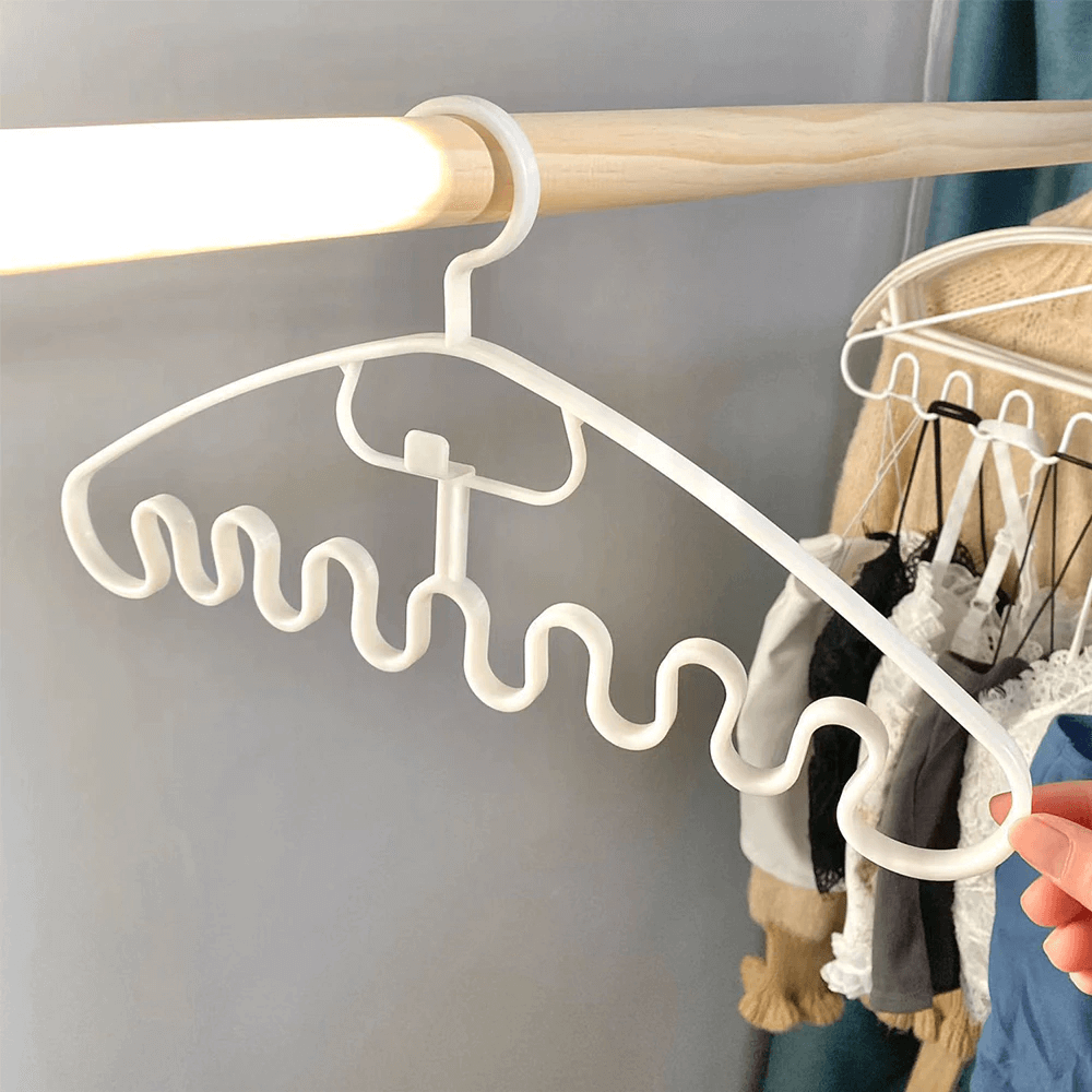 wave pattern stackable hanger