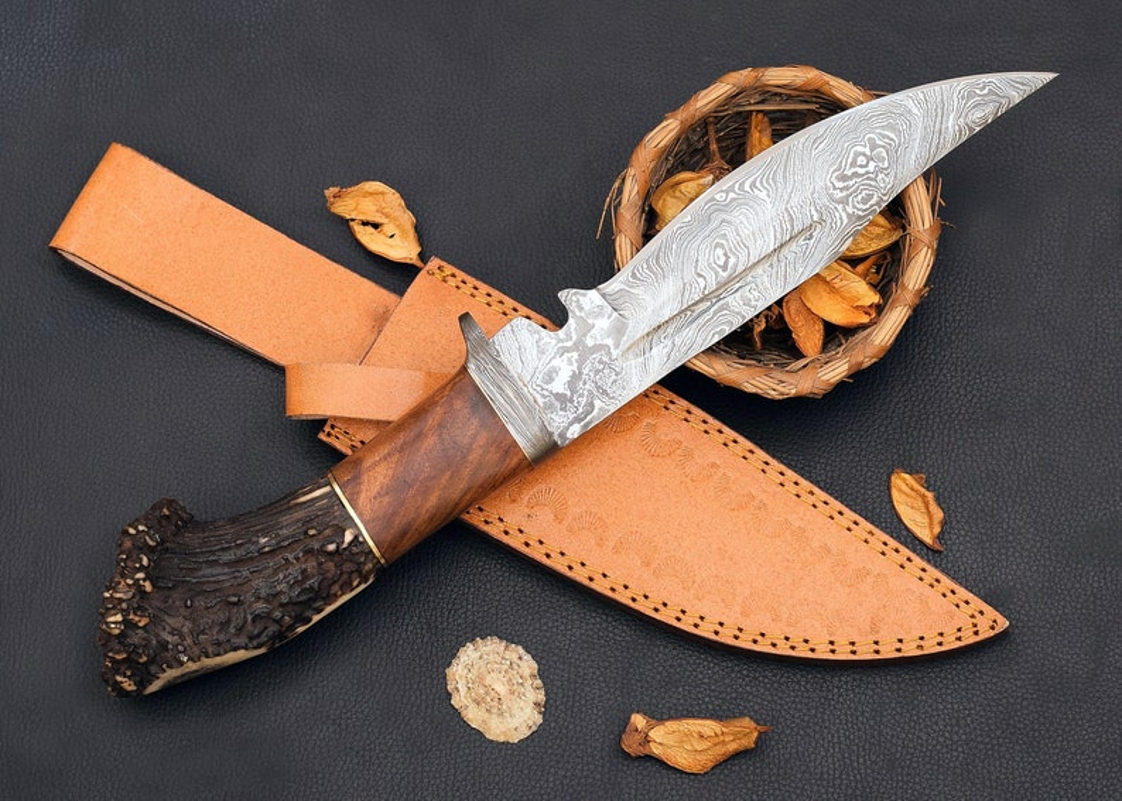 handmade damascus steel hunting knife with stag horn handle
