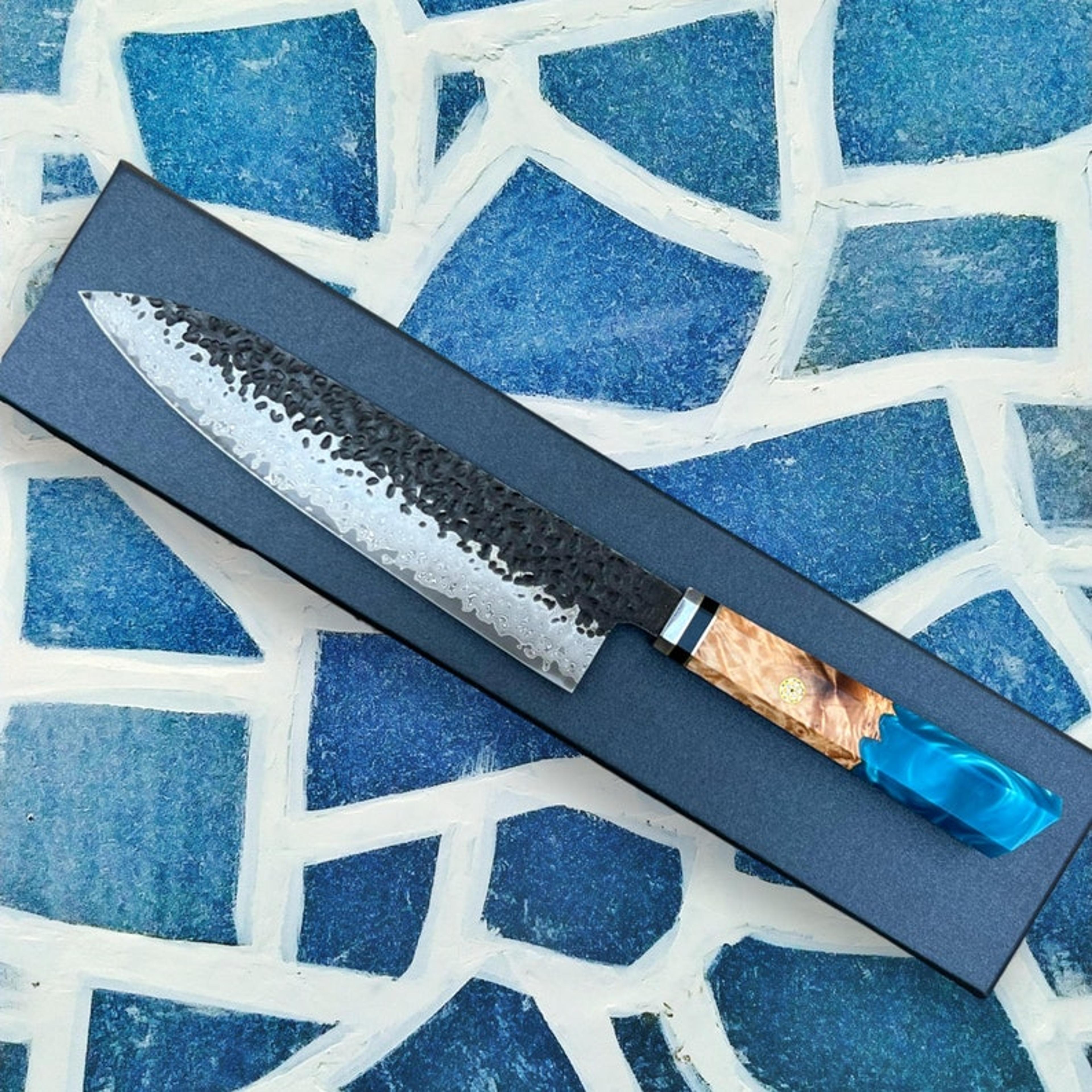 handmade damascus vg-10 japanese kiritsuke hammer finish chef's knife with blue resin handle