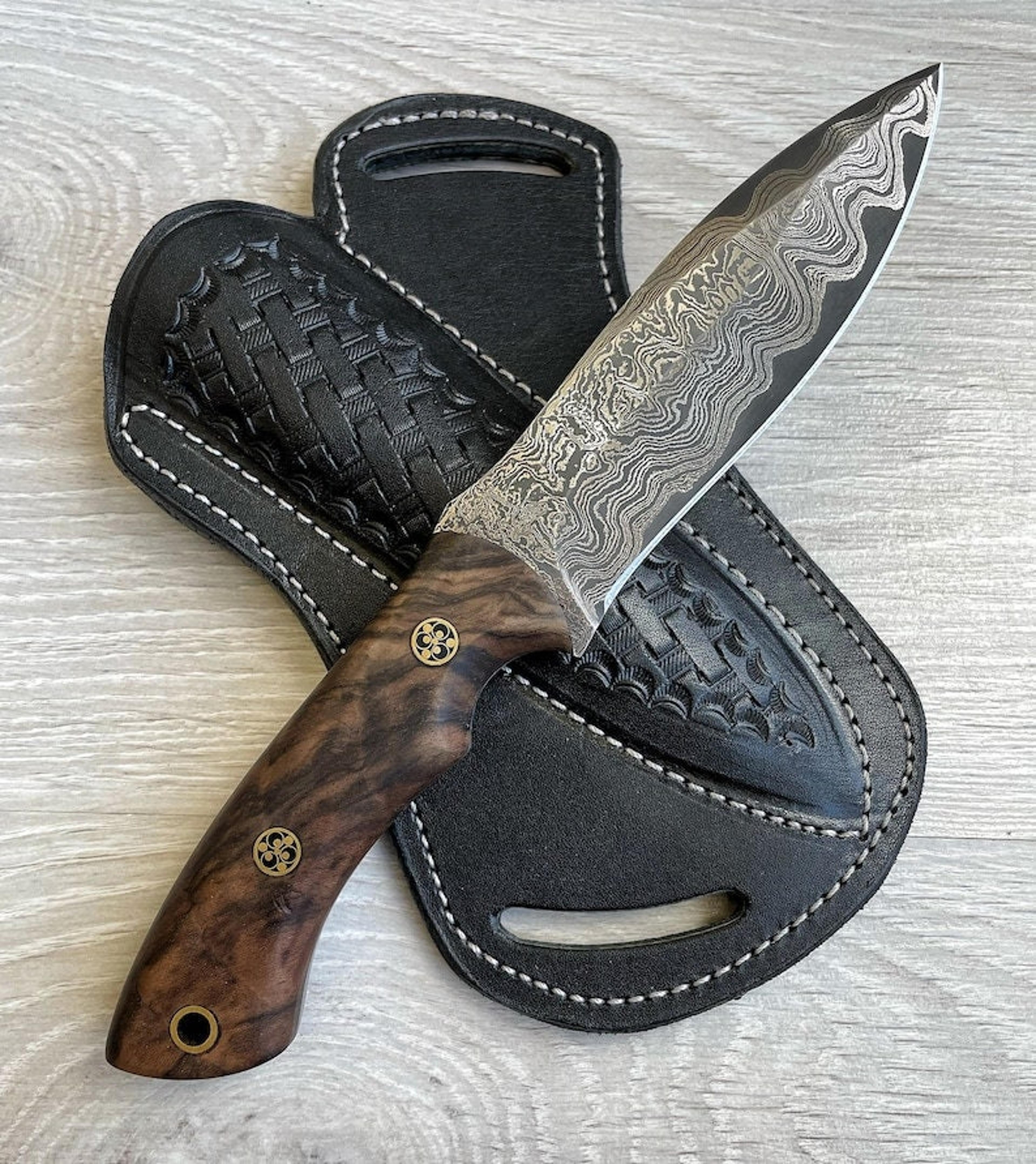 real damascus hunting knife & walnut wood handle- 150 layers - blacksmith made - camping knife