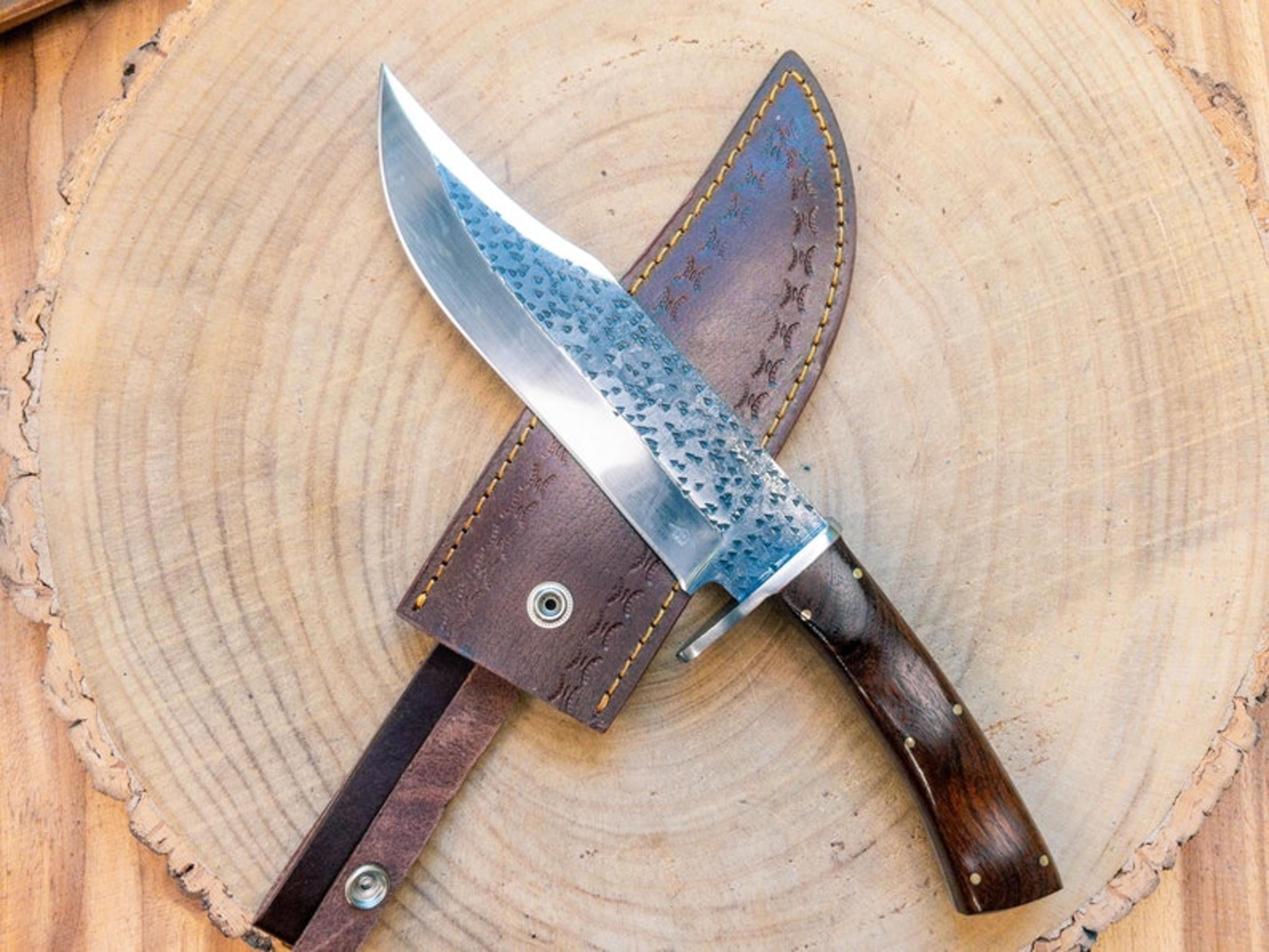 bowie hunting knife 5160 steel / rustic blade finishing / wood handle / leather sheath