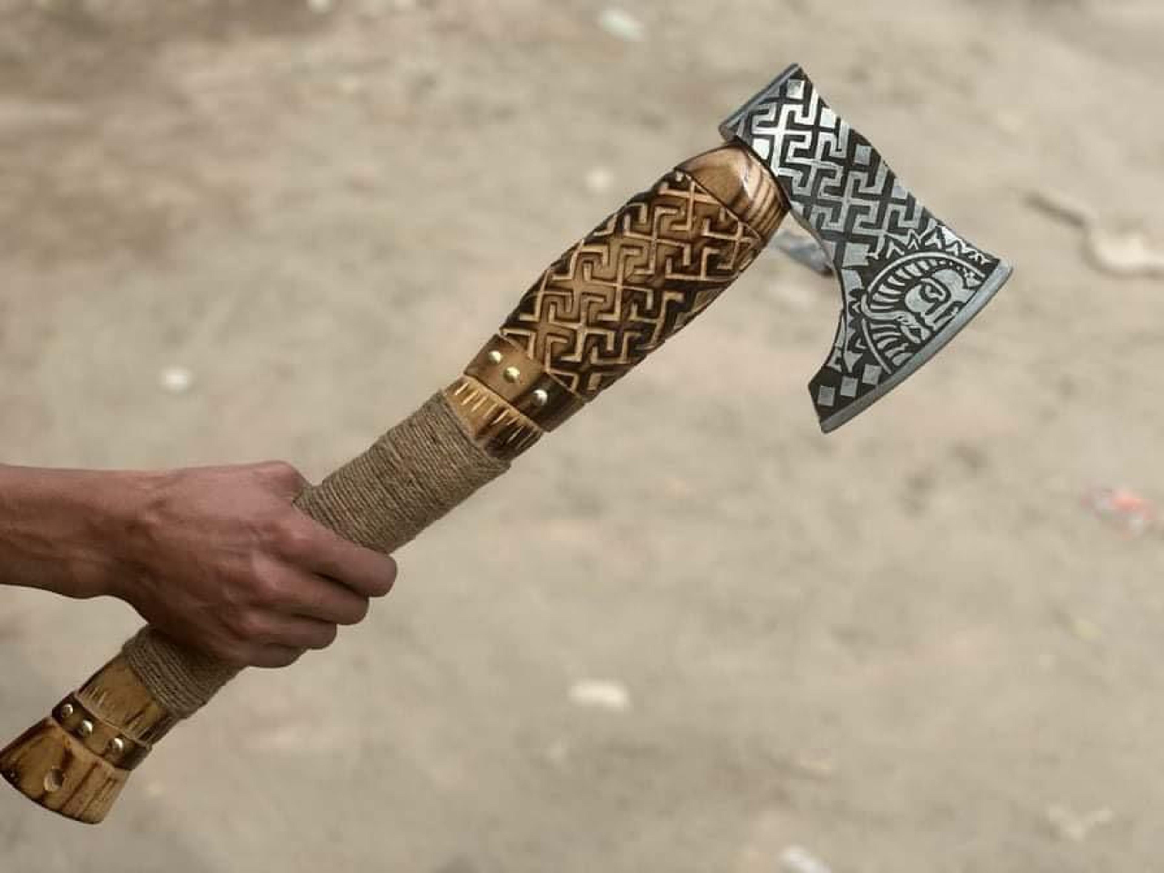 hand-forged viking axe | 22 high carbon steel blade with engraved wooden handle | 256-layer damascus pattern & leather